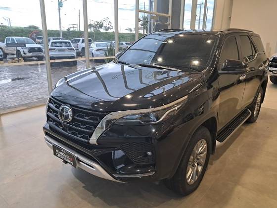 TOYOTA HILUX SW4 2.8 D-4D TURBO DIESEL SRX 7L 4X4 AUTOMÁTICO